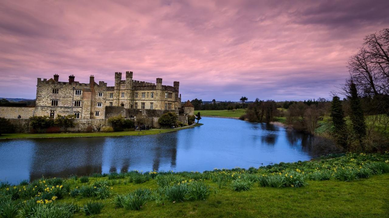 Leeds Castle Maiden'S Tower Bed & Breakfast Maidstone Exterior photo