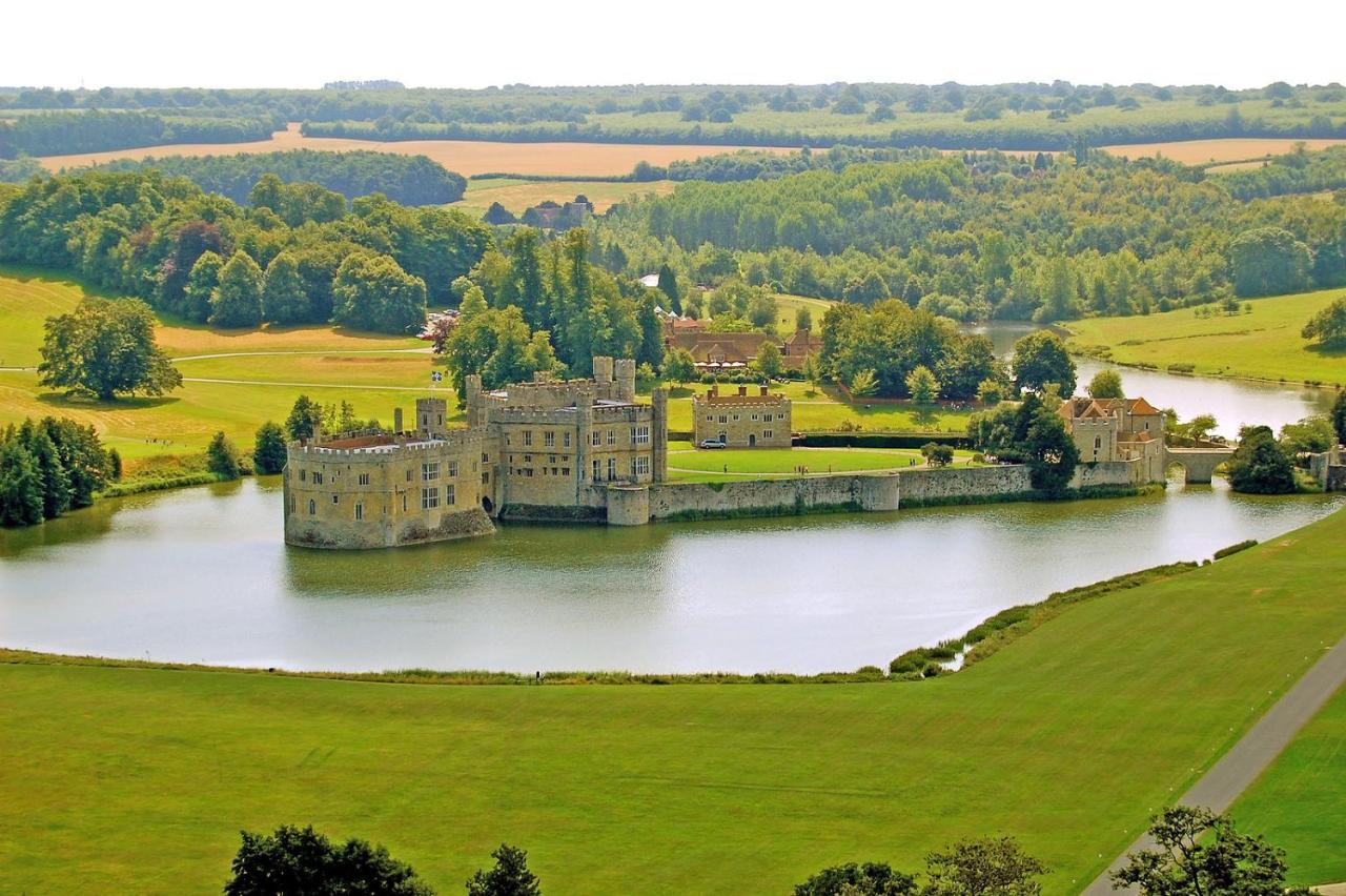 Leeds Castle Maiden'S Tower Bed & Breakfast Maidstone Exterior photo