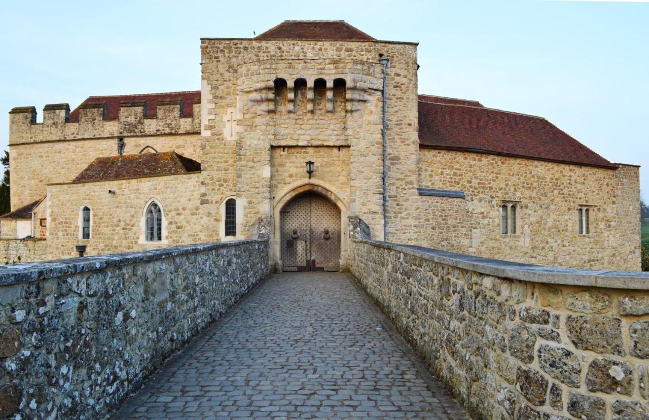 Leeds Castle Maiden'S Tower Bed & Breakfast Maidstone Exterior photo